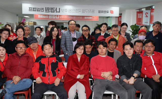 10일 4·10 총선에서 서울 동작구을에 출마한 국민의힘 나경원 후보의 선거사무소에서 관계자들이 출구조사 결과발표 방송을 지켜보고 있다. 연합뉴스
